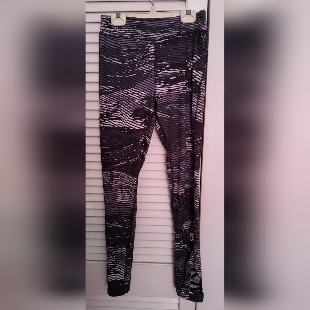 10 for $10 Monochrome Abstract Leggings🔥